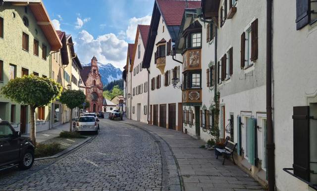 Gepflasterte Gasse in der Füssener Altstadt
