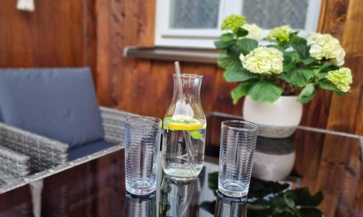 Gedeckter Tisch auf dem Balkon