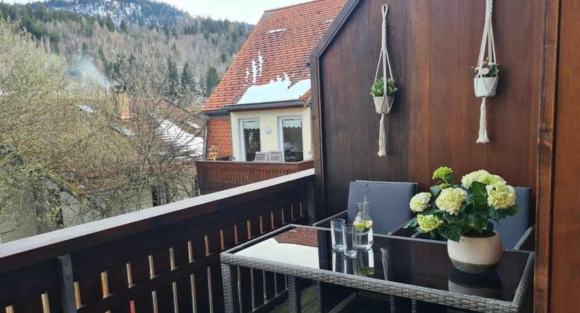 Balkon mit Sitzgruppe und Blick über die Altstadt