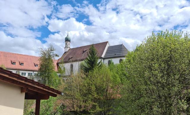 Blick auf das Kloster und die Berge