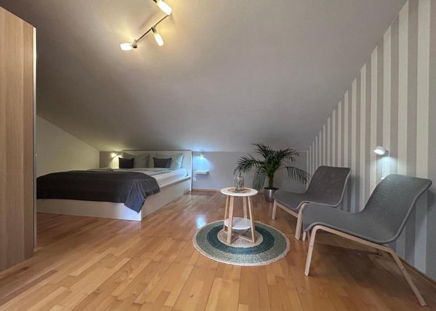 Schlafzimmer im Dachgeschoss mit zwei Doppelbetten