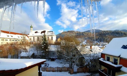 Winterlicher Blick vom Balkon auf Kloster und Berge