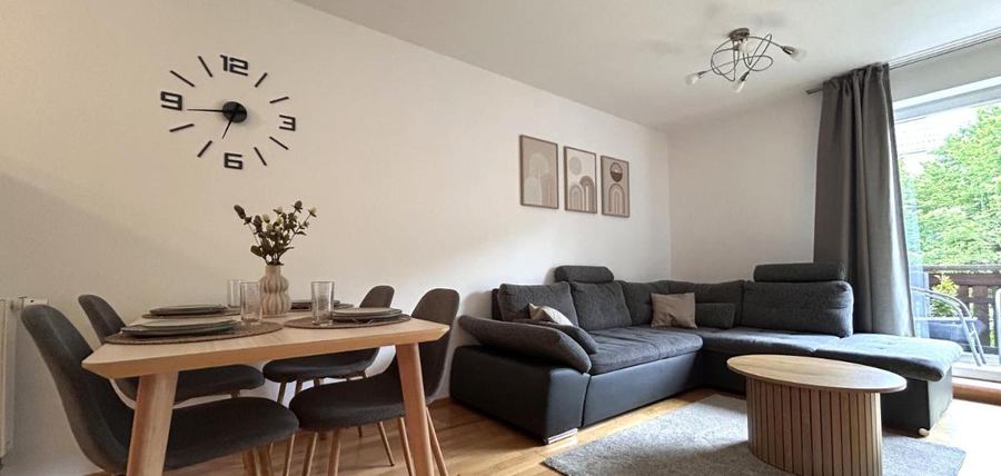 Wohn- und Essbereich mit Esstisch und Sofa